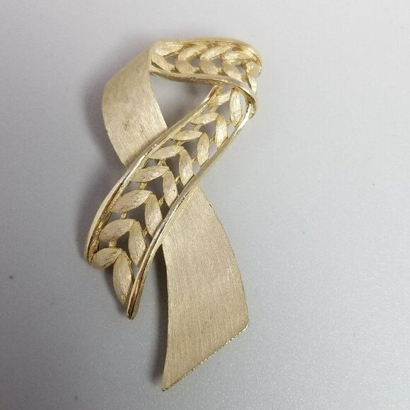 Vintage Crown Trifari Brush Gold Tone Ribbon Brooch, Signed Lapel Pin, Estate - Picture 8 of 8